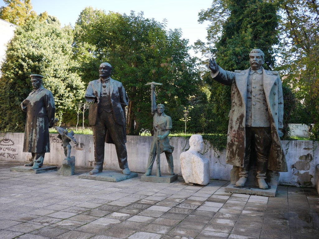 Staline et Lénine, rares statues restantes des dictateurs